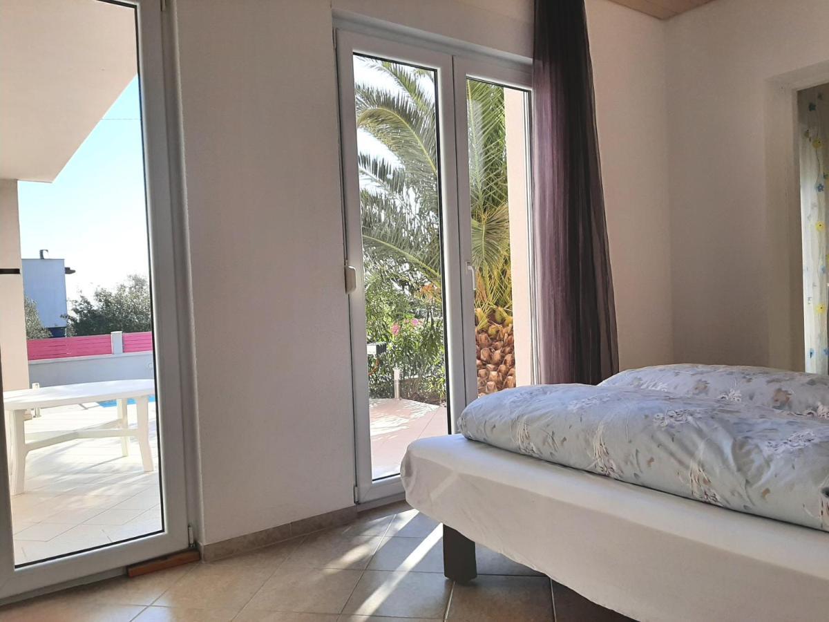 Helles Doppelzimmer Mit Bad, Terrasse Und Pool, Seperater Eingang, Liznjan, Istrien エクステリア 写真