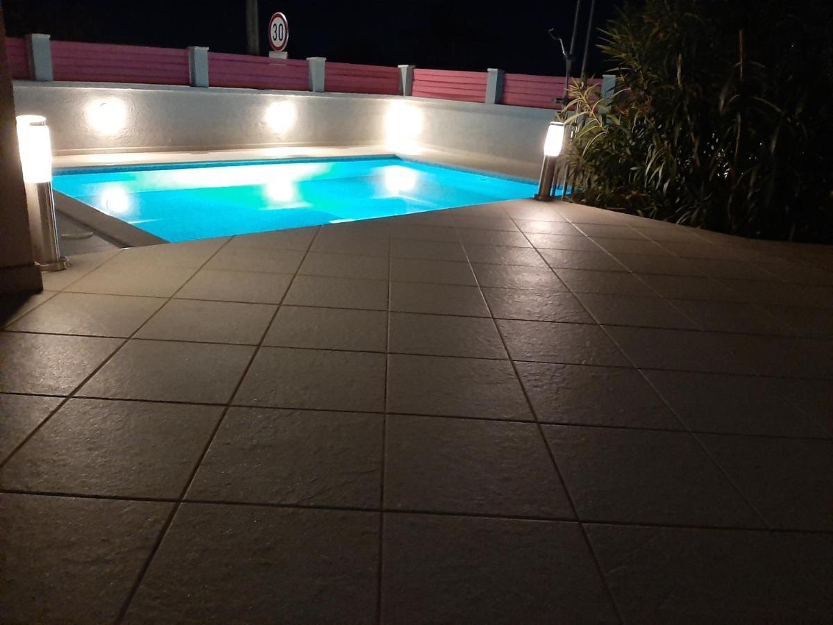 Helles Doppelzimmer Mit Bad, Terrasse Und Pool, Seperater Eingang, Liznjan, Istrien エクステリア 写真
